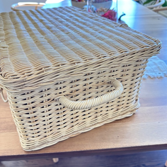 VIntage Large Wicker Lined Picnic Basket - Picture 9 of 10